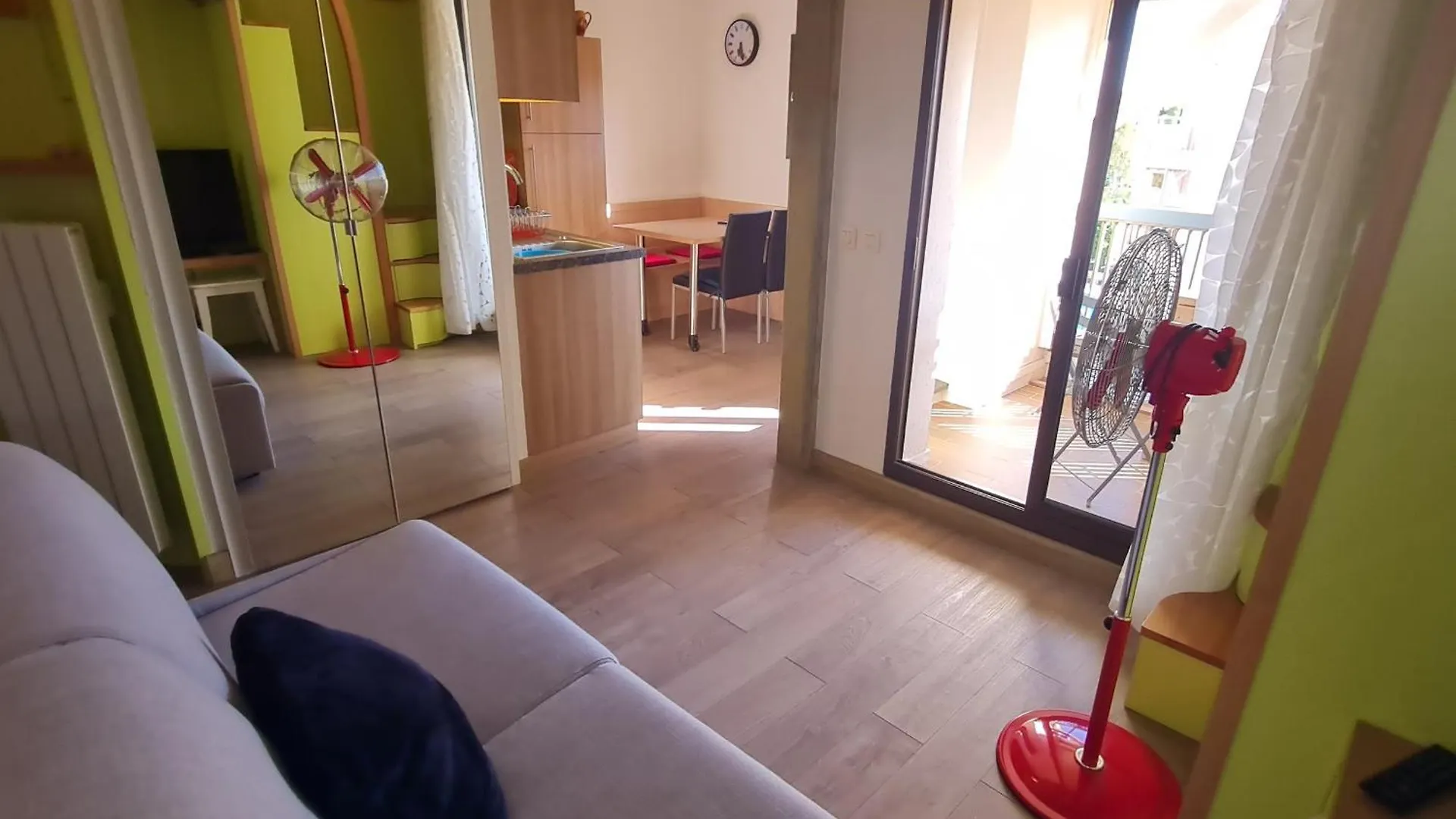 Charmant Studio A Sainte-Maxime Avec Piscine, Balcon Et Parking, Proche Commerces Et Plages. - Fr-1-780-80