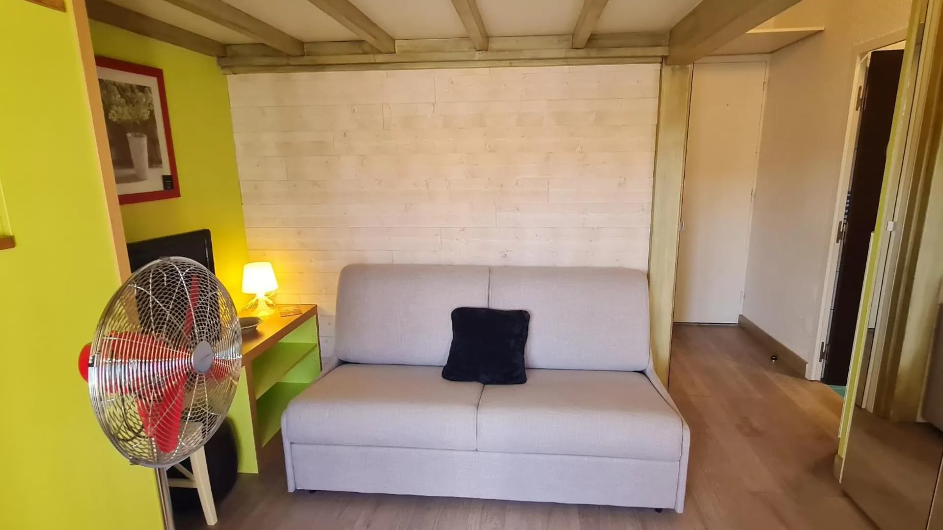 Charmant Studio A Sainte-Maxime Avec Piscine, Balcon Et Parking, Proche Commerces Et Plages. - Fr-1-780-80 France