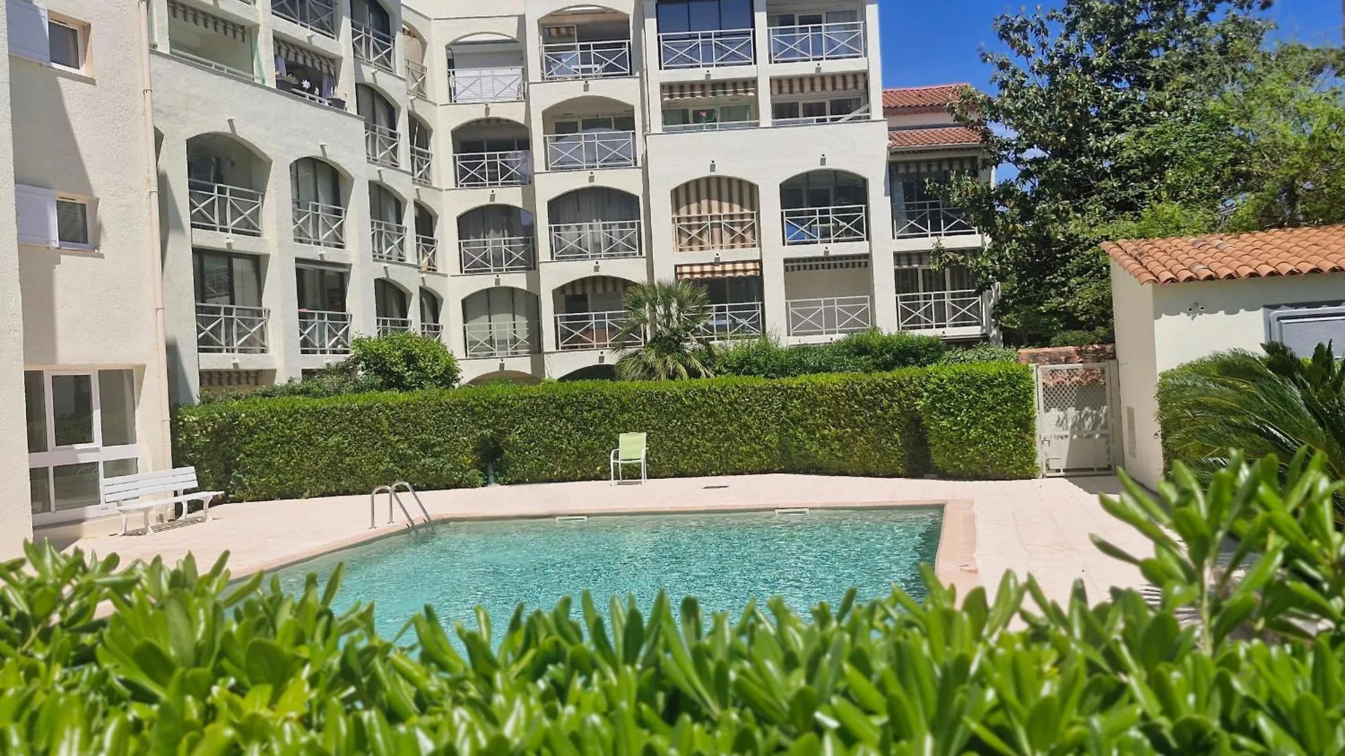Charmant Studio A Sainte-Maxime Avec Piscine, Balcon Et Parking, Proche Commerces Et Plages. - Fr-1-780-80