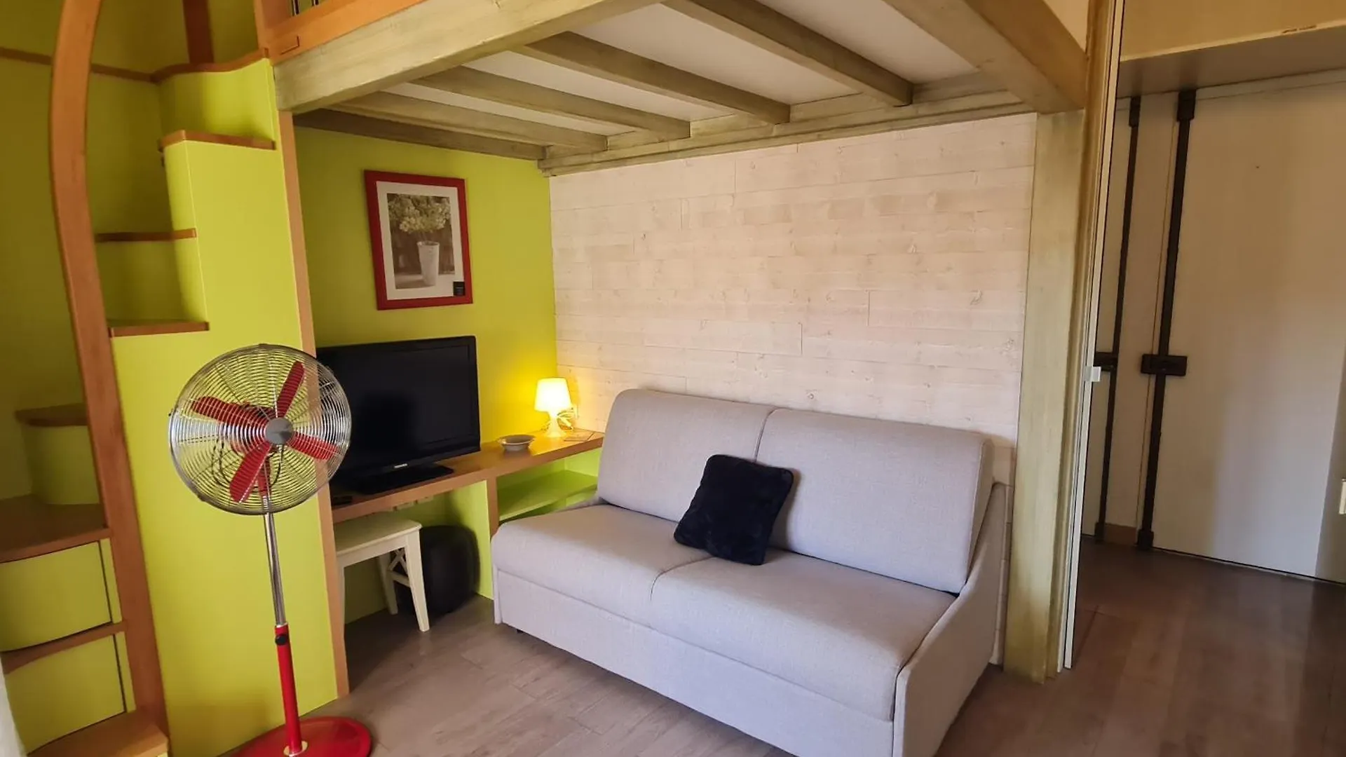 Charmant Studio A Sainte-Maxime Avec Piscine, Balcon Et Parking, Proche Commerces Et Plages. - Fr-1-780-80